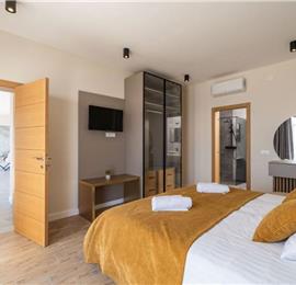 Luxury 4 Bedroom Villa with Infinity Pool, Sauna, Gym, Jacuzzi and Sea Views in Orašac, near Dubrovnik, Sleeps 8